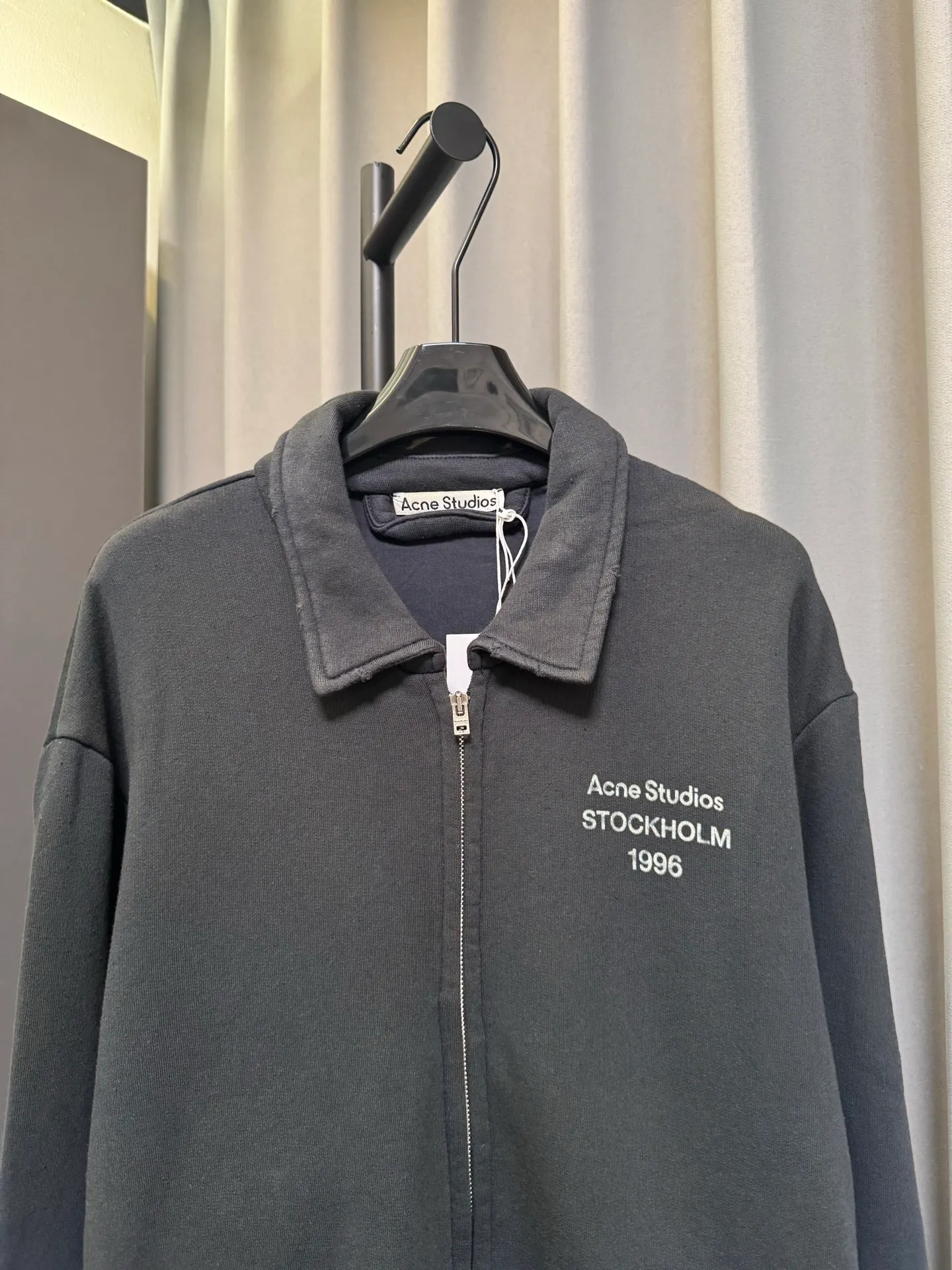 [Premium Replica] Acne 26FW Lapel Full-Zip Retro Washed Jacket (Black) Selected high-gram heavyweight ring-spun pure cotton large terry fabric, composed of 89 cotton and 11 linen. Consistent with the original version. After multiple enzyme stone grinding pre-washing and shaping, the cloth surface has a slightly distressed and brushed texture. It feels soft and waxy but not stiff, and it is not easy to pill or deform after long-term wear. Size：s/m/l/xl